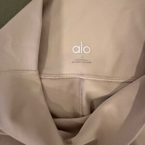 Alo Yoga High-Waist Leggings – Size M – soft blush pink.